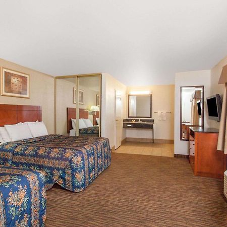 Travelodge By Wyndham Hemet Ca Exterior photo