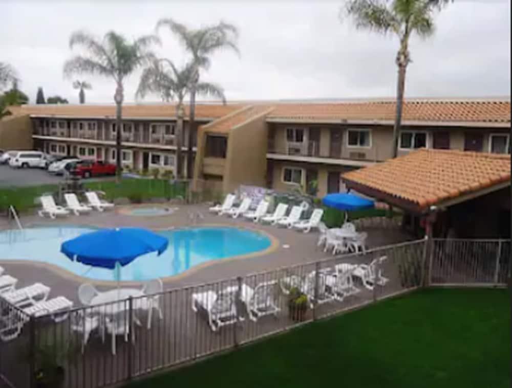 Travelodge By Wyndham Hemet Ca Exterior photo