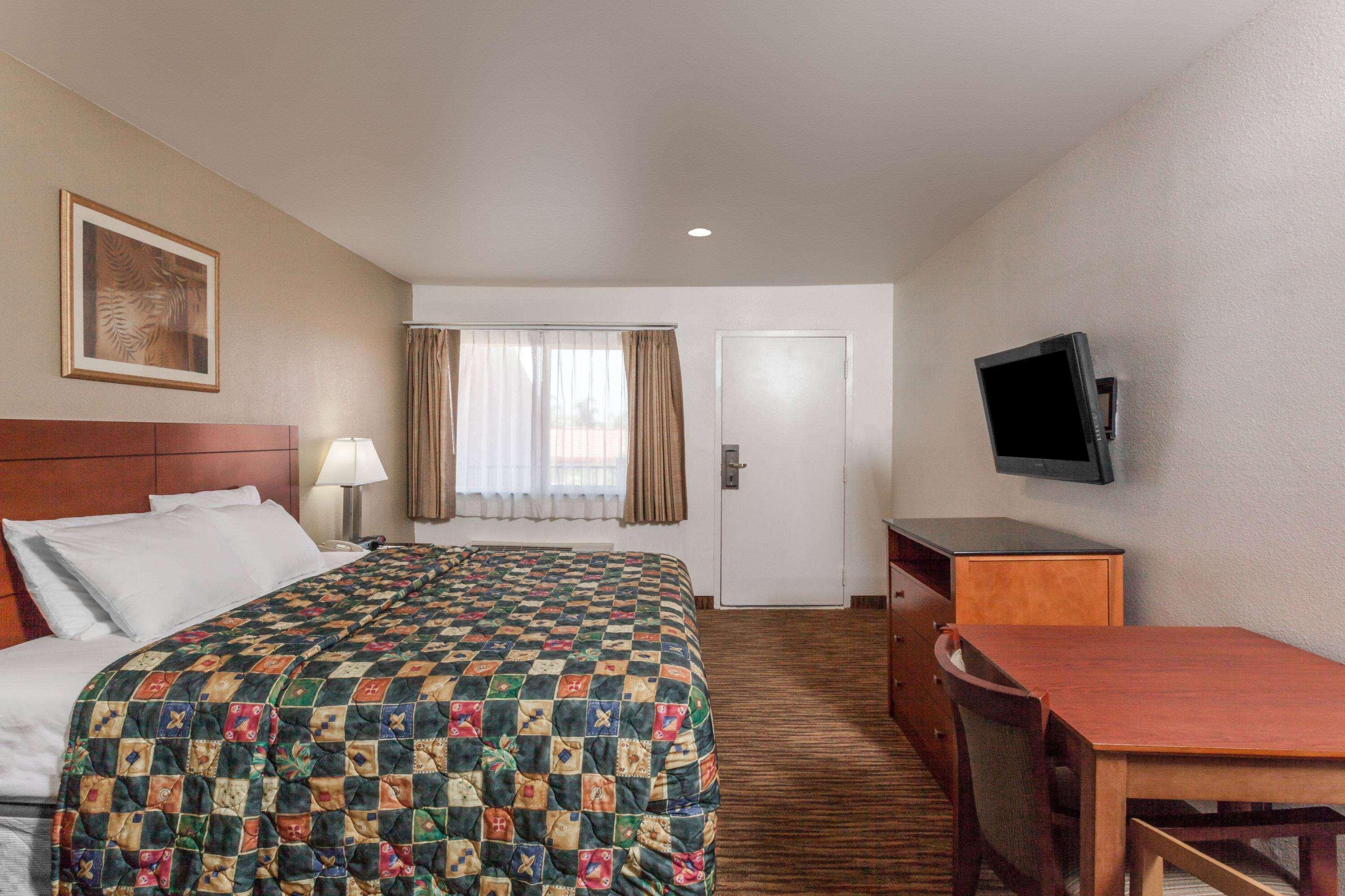 Travelodge By Wyndham Hemet Ca Exterior photo