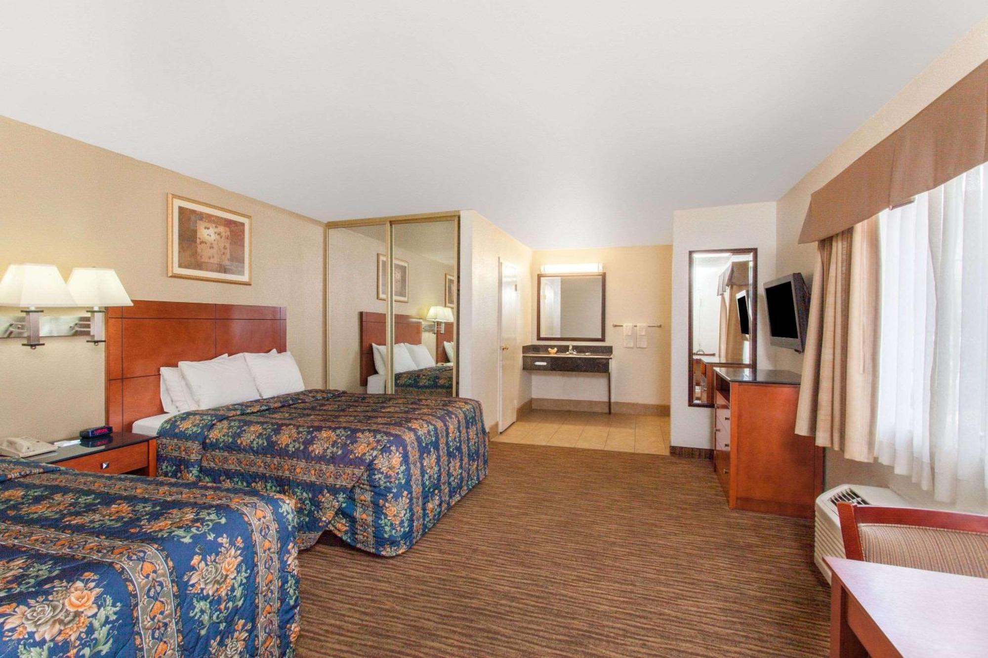 Travelodge By Wyndham Hemet Ca Exterior photo