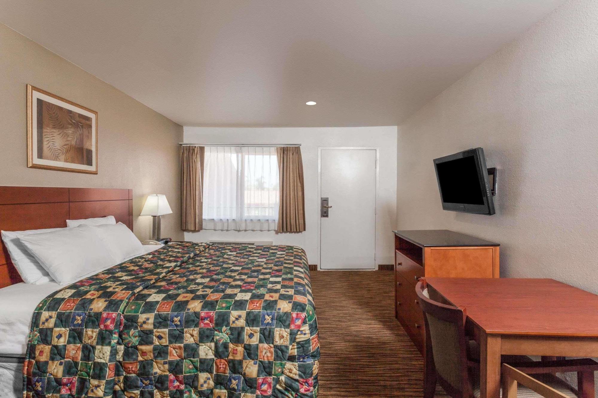 Travelodge By Wyndham Hemet Ca Exterior photo